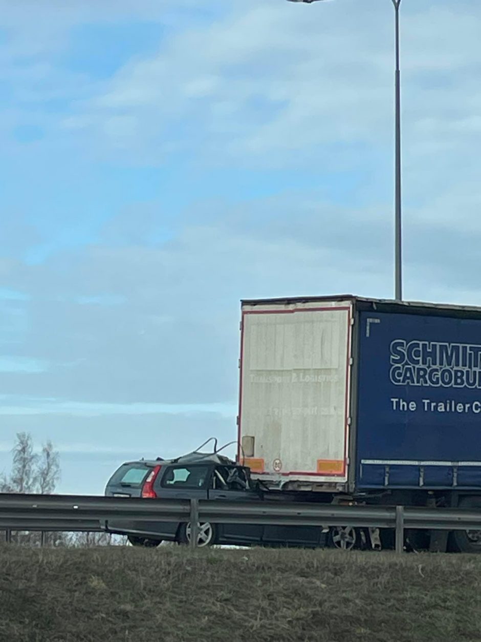 Kraupi avarija Klaipėdoje: „Volvo“ rėžėsi į sunkvežimį, žuvo žmogus