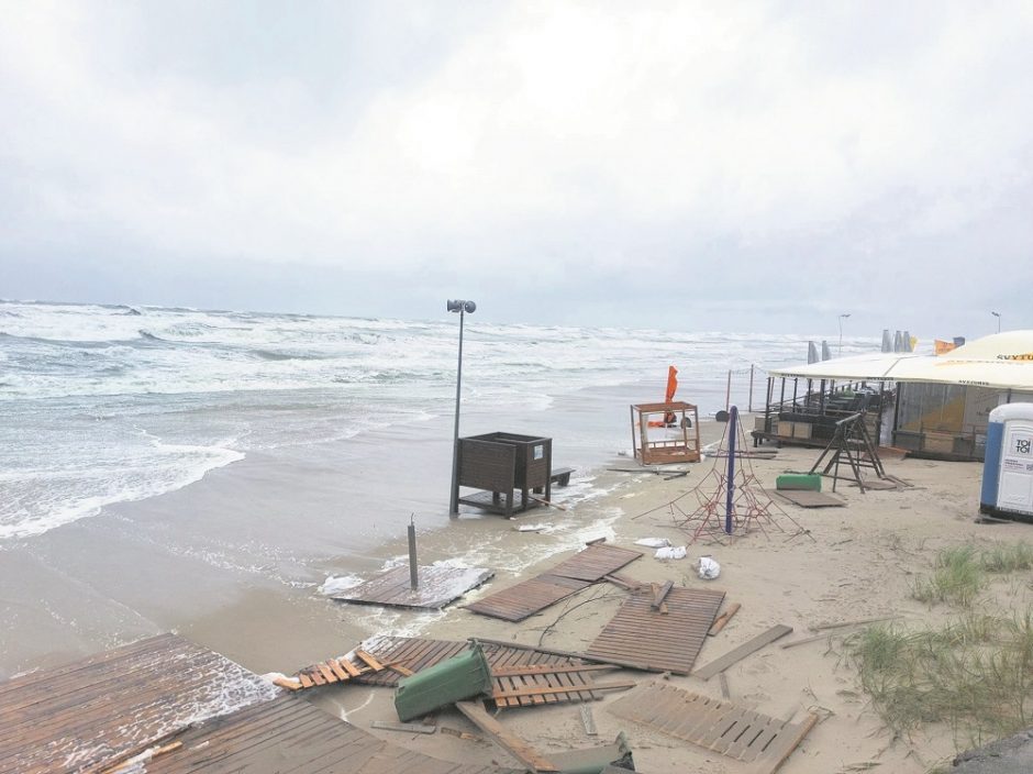Po audros uostamiesčio paplūdimiuose nesuskaičiuoja nuostolių: jūra dar neatsitraukė
