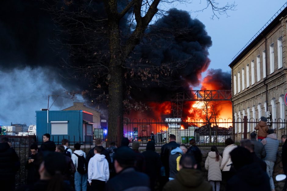 Vilniuje automobilių sąvartyne kilęs gaisras užgesintas, pareigūnai lieka budėti