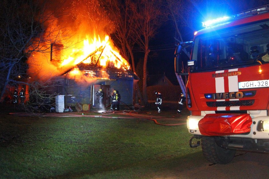Tragedija Panevėžyje: gaisravietėje rasta dar gyva 25-erių moteris mirė ligoninėje