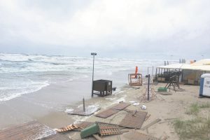 Po audros uostamiesčio paplūdimiuose nesuskaičiuoja nuostolių: jūra dar neatsitraukė