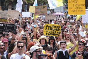 Dešimtys tūkstančių žmonių Kanaruose protestavo prieš masinį turizmą