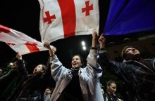 Tbilisyje tūkstančiai žmonių susirinko prie parlamento, nepaisant įspėjimų apie areštus